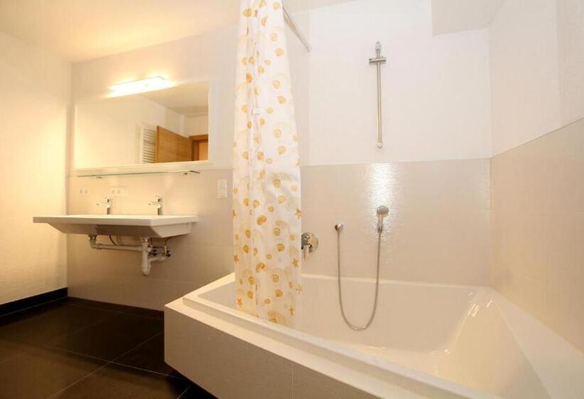 Семейный Номер Совместный Санузел, Ibex Hostel