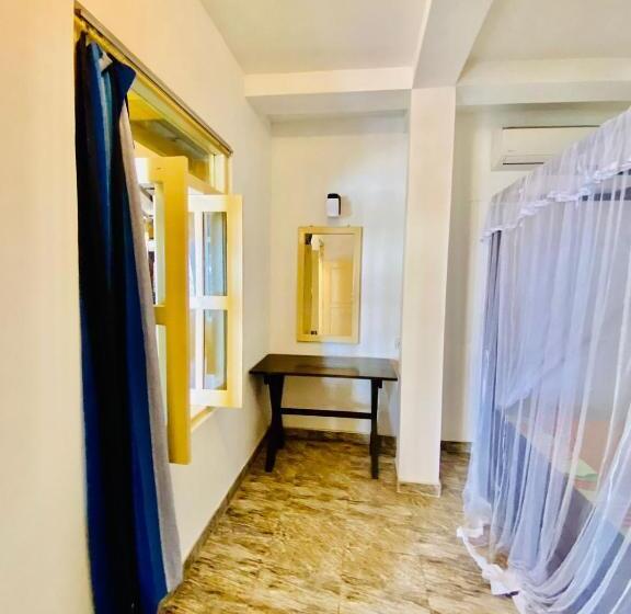 اتاق استاندارد با بالکن, Praneeth Guest House