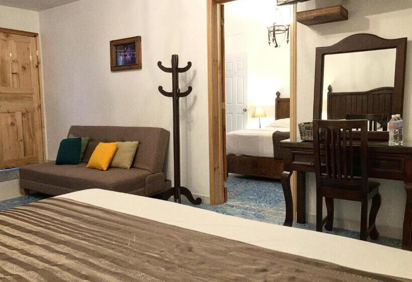 جناح جونيور عائلى, Hostal Plaza Central
