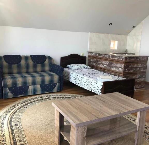 اتاق خانوادگی, Sanni Guest House
