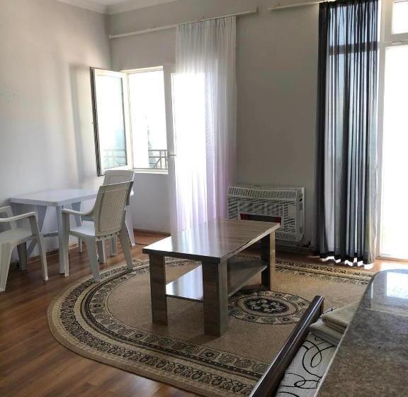 اتاق خانوادگی, Sanni Guest House