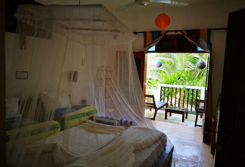 اتاق لوکس سه تخته, Frangipani Beach Villa