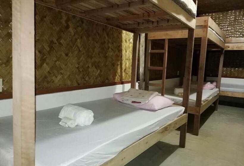 공용 욕실 구비 공동 객실 내의 침대, Pangulatan Beach Resort