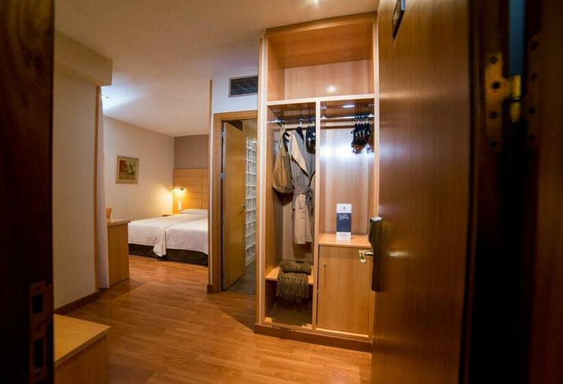 Habitación Triple Estándar, Serrano