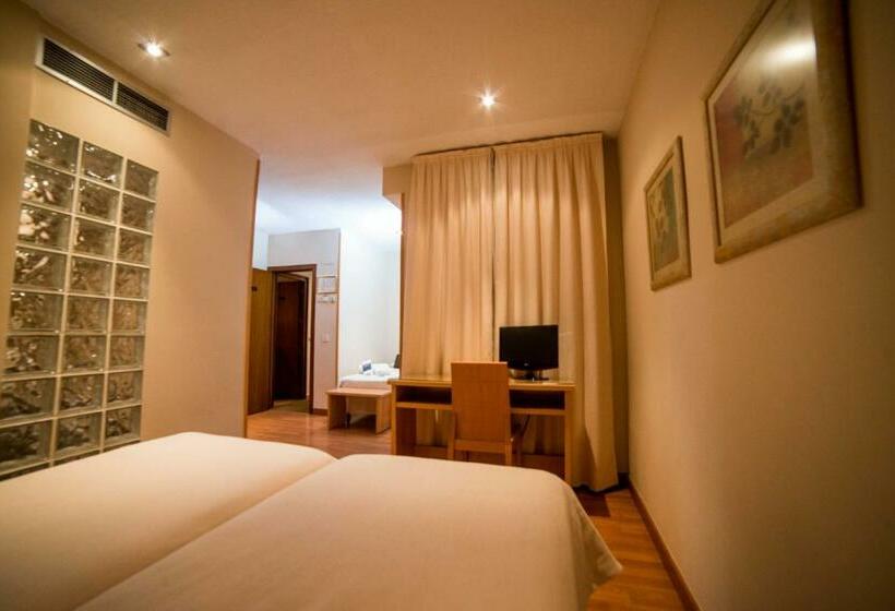 Habitación Triple Estándar, Serrano