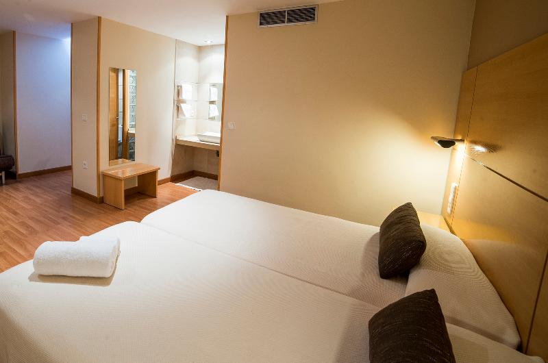 Habitación Triple Estándar, Serrano