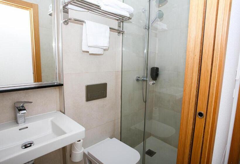 اتاق استاندارد سه نفره, Hostal Castilla Ii Puerta Del Sol