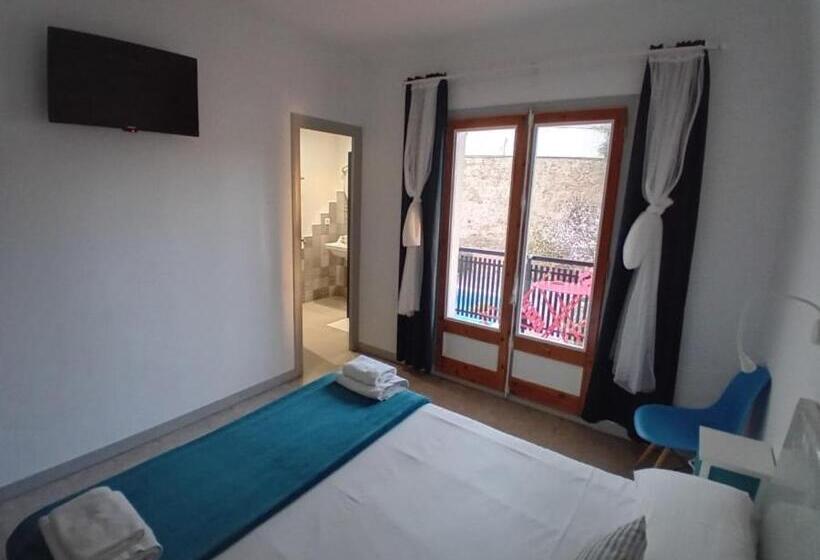 اتاق استاندارد با چشم‌انداز استخر, Hostal Santa Gemma