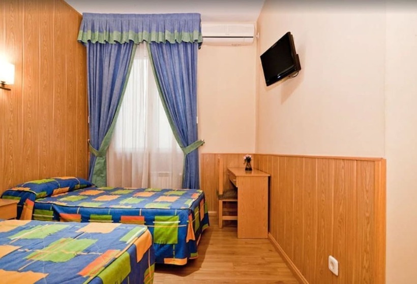 اتاق استاندارد سه نفره, Hostal Oporto