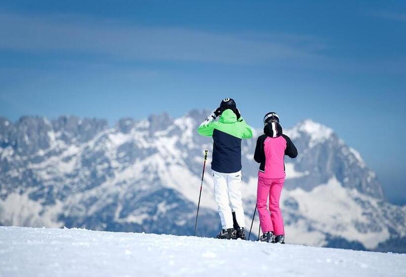 اتاق استاندارد چهارنفره با بالکن, Parkhotel Kirchberg