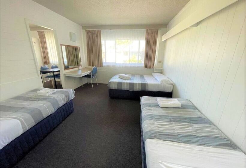 패밀리 룸, Forster Motor Inn