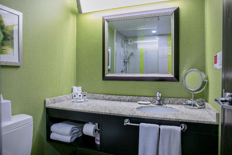 اتاق استاندارد با تخت بزرگ, Crowne Plaza Kitchener Waterloo, An Ihg