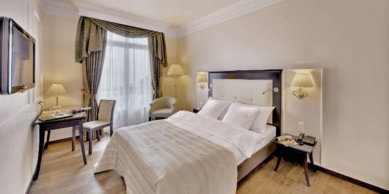 اتاق لوکس با چشم‌انداز دریاچه, Grand Hotel Suisse Majestic, Autograph Collection