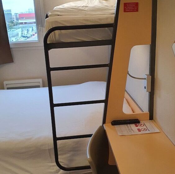 Номер Стандарт Трехместный, Welcomotel Coignières