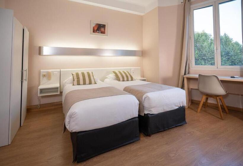 Номер Стандарт, Hôtel Mondial