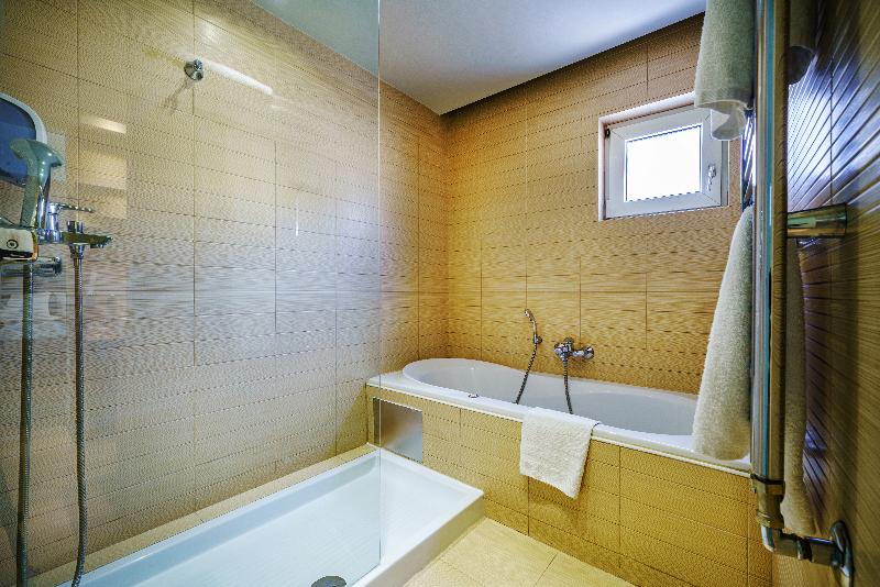 جناح جونيور, Capsis Hotel Thessaloniki