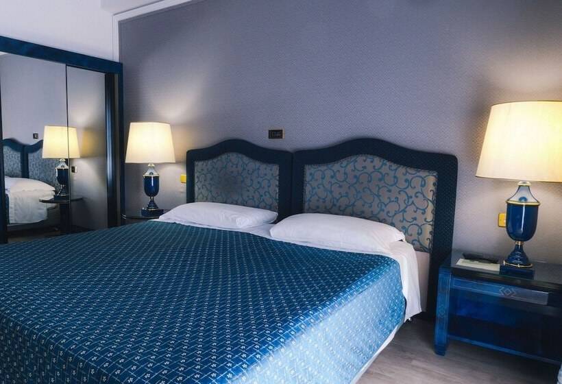 اتاق سوپریور با چشم‌انداز دریا, Grand Hotel Excelsior