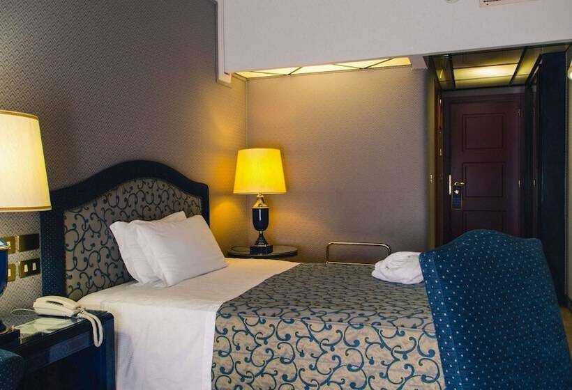 اتاق سوپریور با چشم‌انداز دریا, Grand Hotel Excelsior