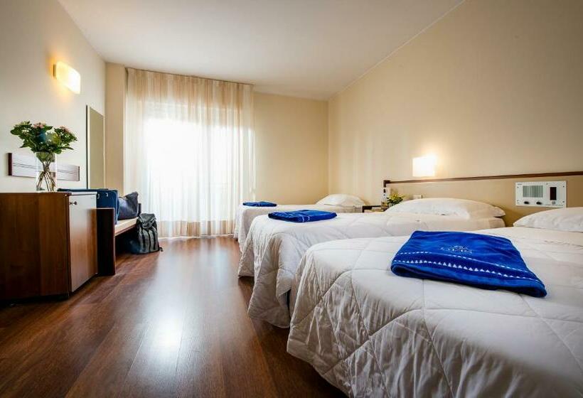 اتاق استاندارد سه نفره, Astoria Palace