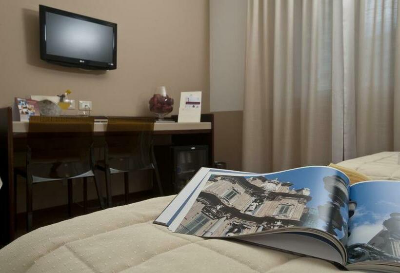 اتاق استاندارد سه نفره, Astoria Palace
