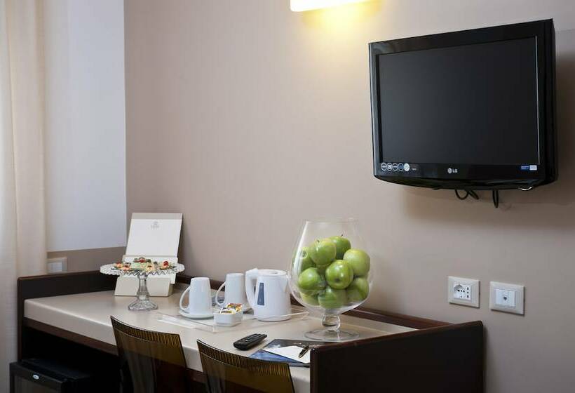 اتاق استاندارد سه نفره, Astoria Palace