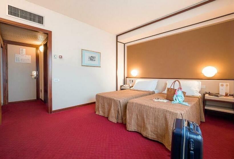 اتاق اکونومی, Astoria Palace