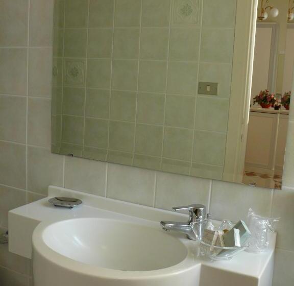 Quarto Triplo Estandar, Britannia