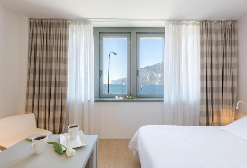 اتاق استاندارد با چشم‌انداز دریاچه, Lago Di Garda