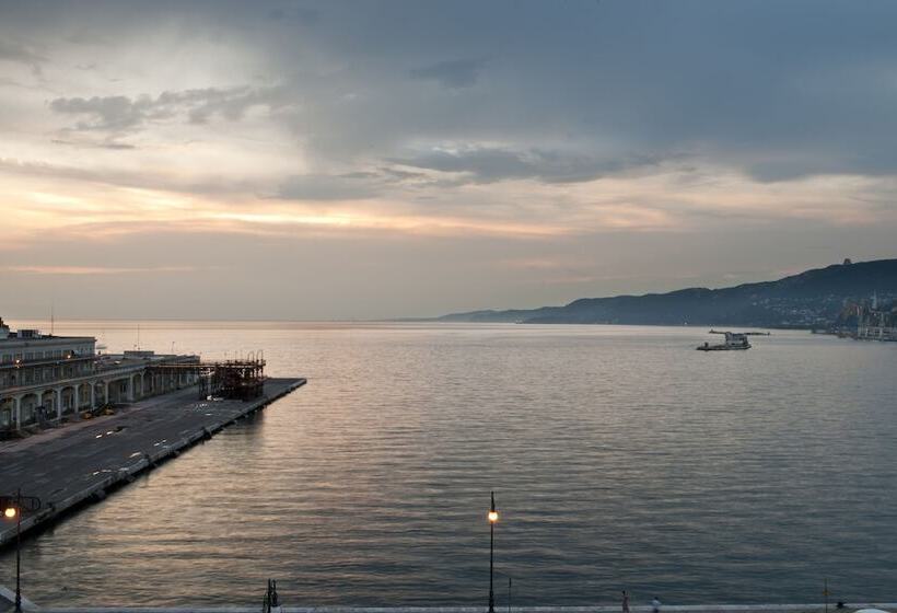 سوییت جونیور با چشم‌انداز دریا, Savoia Excelsior Palace Trieste   Starhotels Collezione