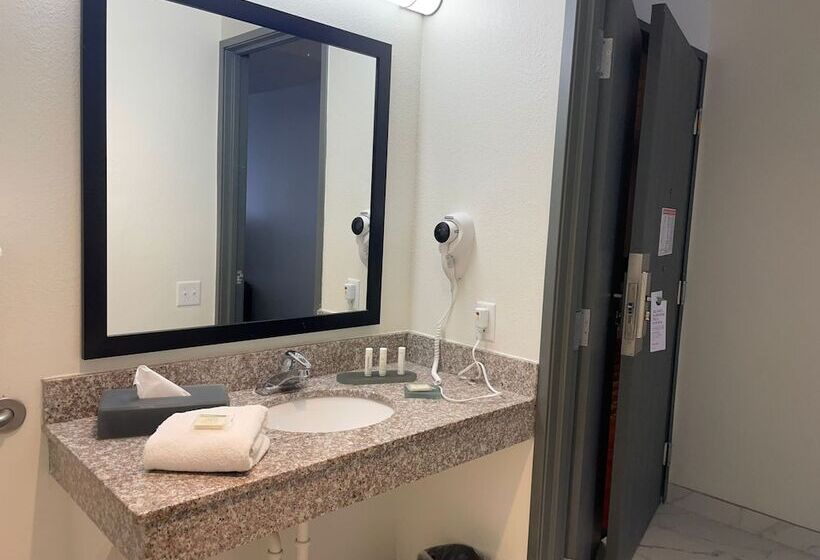 스위트 킹사이즈 침대, Ramada By Wyndham Waupaca