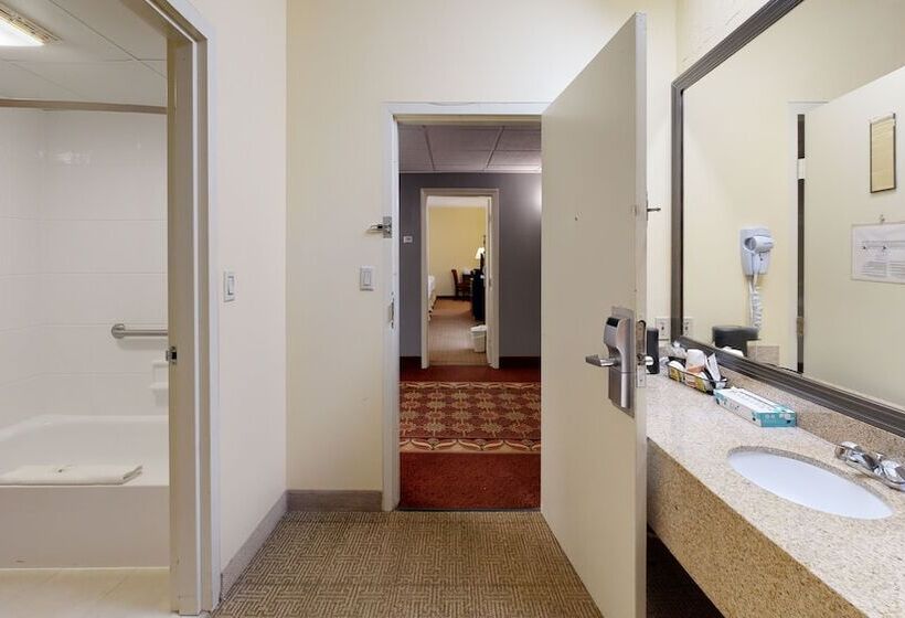 اتاق استاندارد با تخت بزرگ, Quality Inn Bangor Airport
