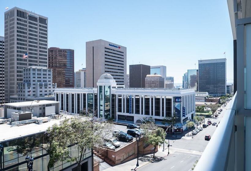 סוויטה מותאמת לאדם עם מוגבלויות, Holiday Inn Express   Downtown San Diego, An Ihg