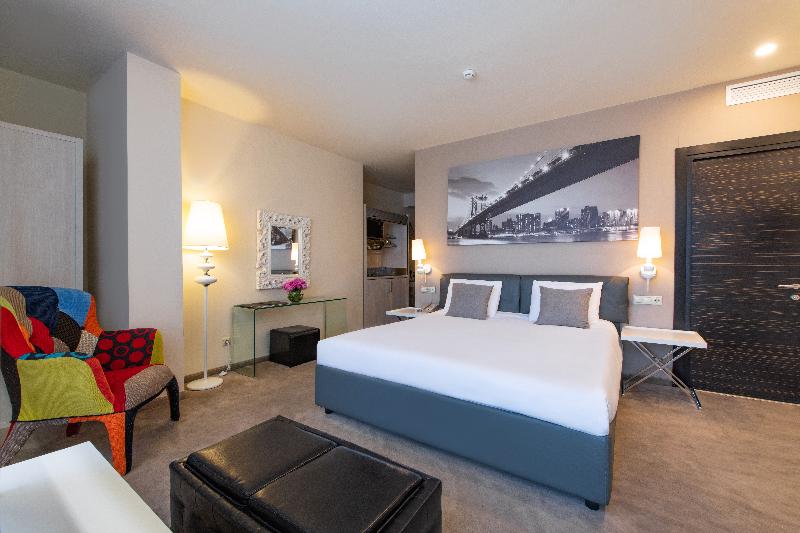 اتاق استاندارد با تخت بزرگ برای معلولان, Holiday Inn Hotel & Suites Des Moines Northwest, An Ihg