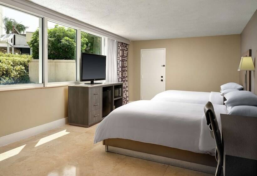 带2个双人床的标准工作室, Doubletree By Hilton Grand Hotel Biscayne Bay