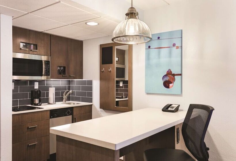 سوئیت 2 خوابه, Clt Sky Suites