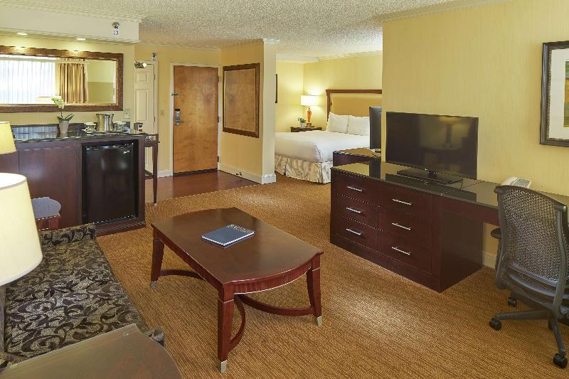 سوئیت جونیور با تخت بزرگ, Hilton Raleigh North Hills