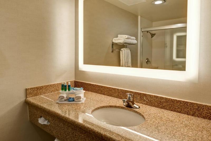 Номер Стандарт Кровать Кинг Адаптированный для Инвалидов, Holiday Inn Express Newport Beach, An Ihg