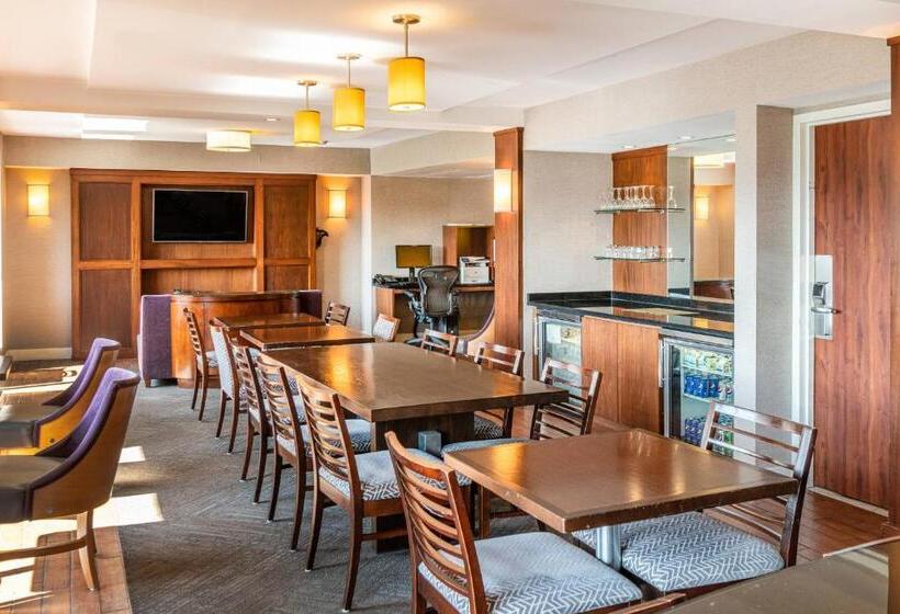 سوئیت اجرایی با تخت کینگ, Pittsburgh Airport Marriott