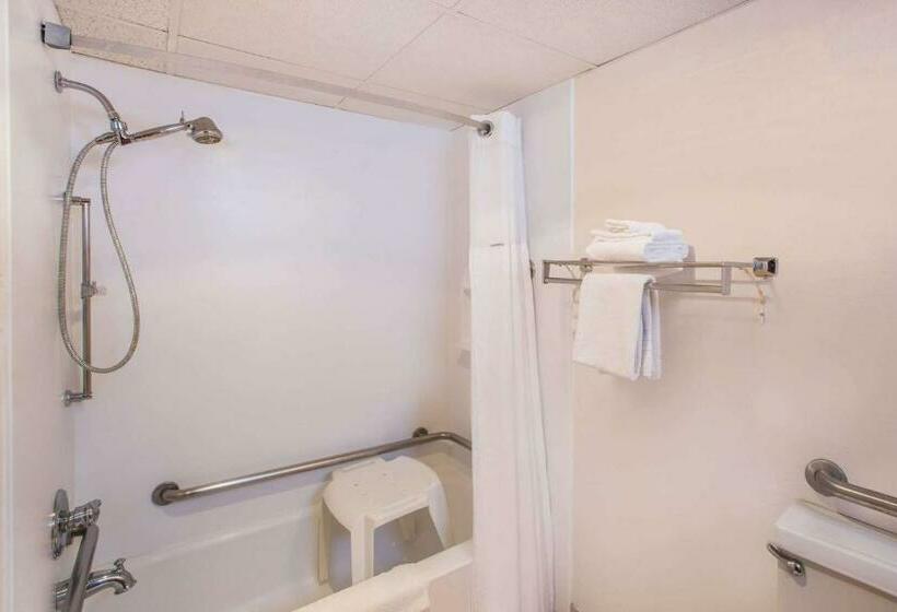 스위트, Clarion Inn & Suites And Convention Center