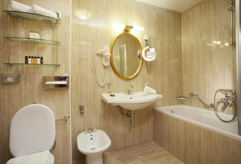 اتاق استاندارد با چشم‌انداز دریاچه, Grand Hotel Toplice   Small Luxury Hotels Of The World