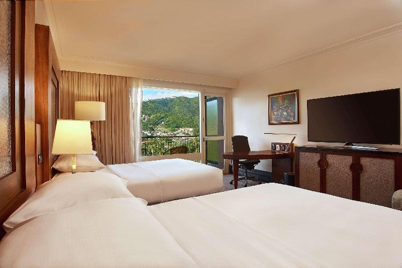Номер Deluxe, Hilton Trinidad & Conference Centre