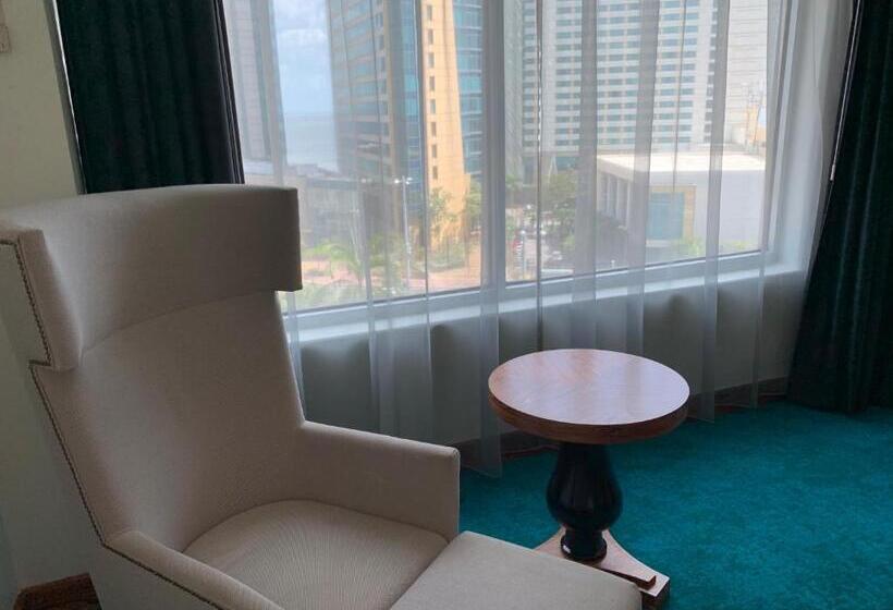 اتاق اجرایی با تخت بزرگ, Radisson Hotel Trinidad