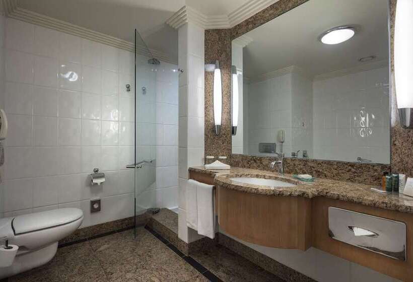 اتاق اجرایی با تخت بزرگ, Hilton Paris Charles De Gaulle Airport