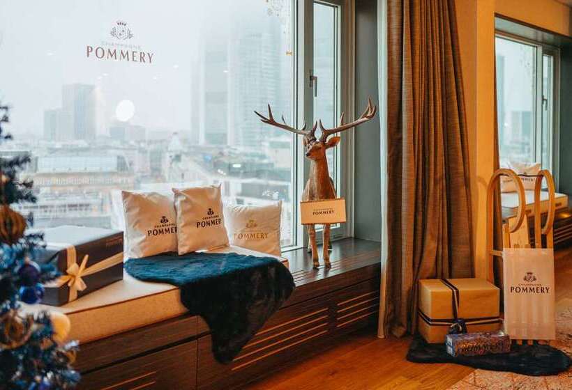 اتاق اجرایی با تخت بزرگ, Hilton Paris Charles De Gaulle Airport