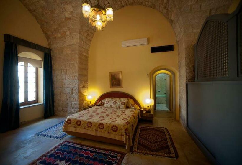 سوییت جونیور, Mir Amin Palace