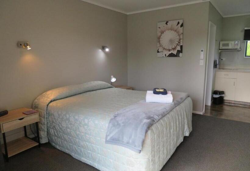 스탠다드 스튜디오, Commodore Court Motel