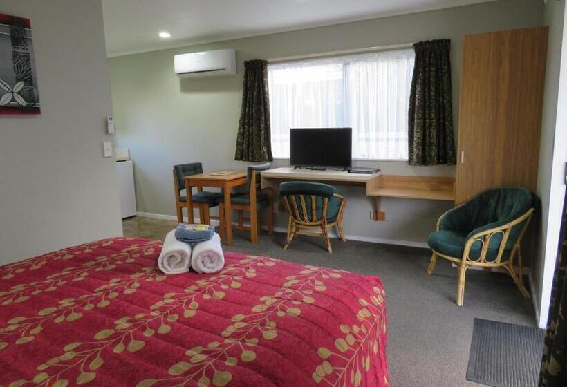 스탠다드 스튜디오, Commodore Court Motel