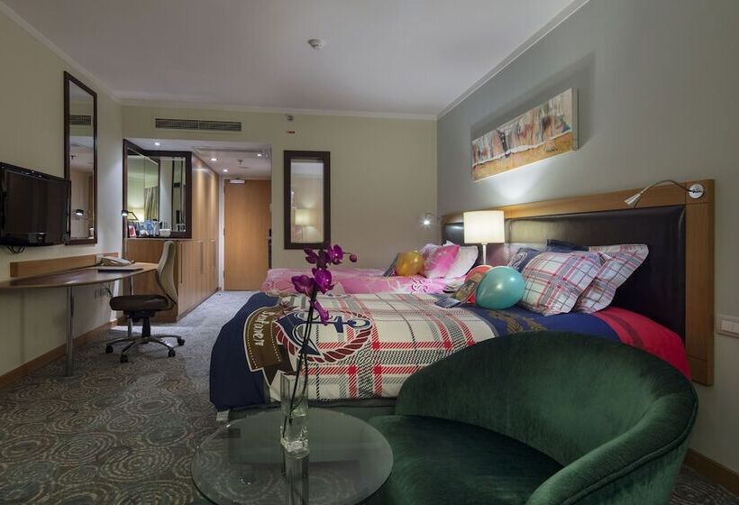 اتاق خانوادگی تودرتو, Mersin Hiltonsa