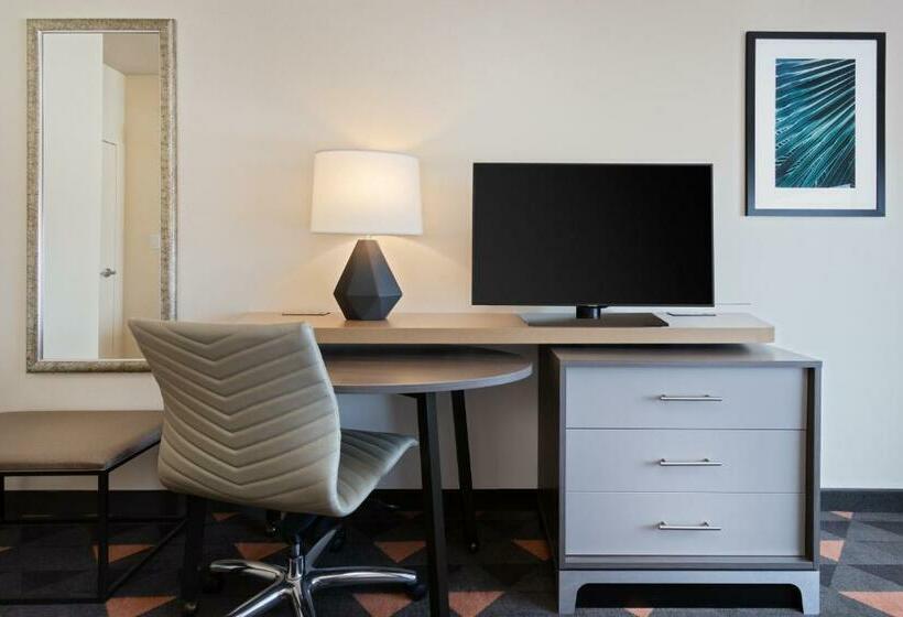 سوئیت با تخت بزرگ, Holiday Inn & Suites Across From Universal Orlando, An Ihg