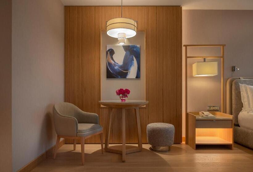 キングサイズベッドのスイートルーム, Mövenpick Hotel Istanbul Bosphorus